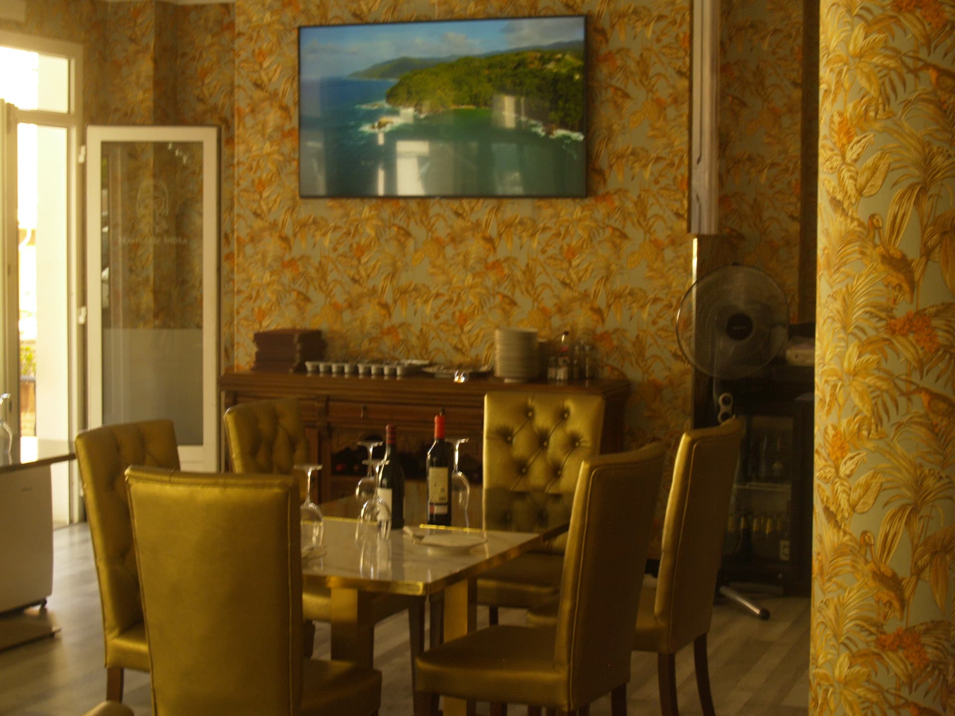 Namaste India San Pedro de Alcántara — Golden dining room